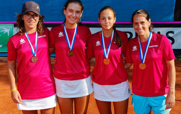 Alba Rey, segunda por la derecha, junto a sus compañeras Leyre Romero y Ane Mentegi, y la capitana Eva Fernández.