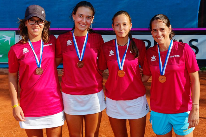 Alba Rey, segunda por la derecha, junto a sus compañeras Leyre Romero y Ane Mentegi, y la capitana Eva Fernández.