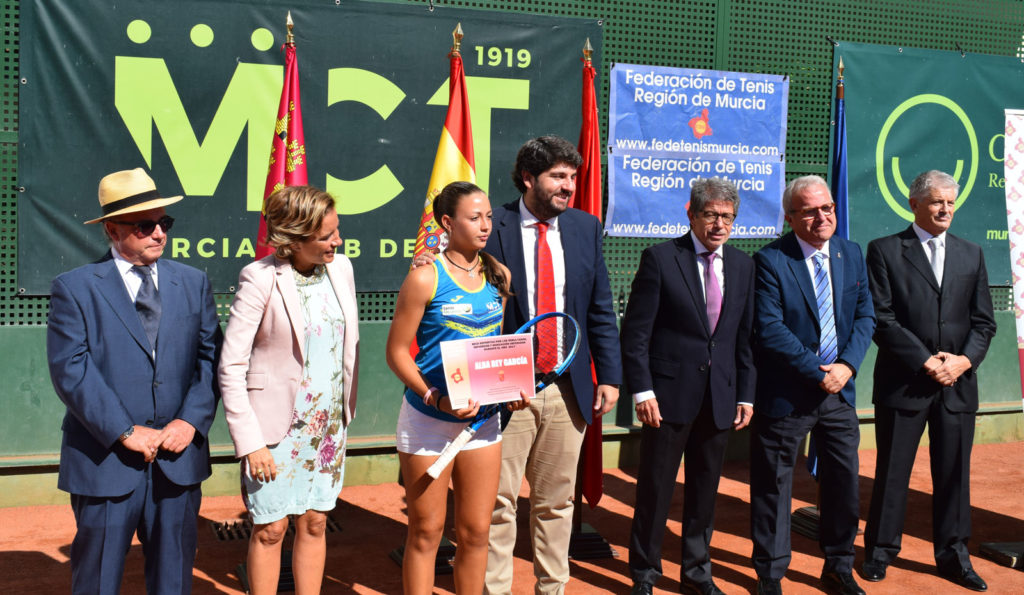 Alba Rey, jugadora del Murcia Club de Tenis 1919, con López Miras, Martínez Cachá, Antonio Saura, Felipe Coello y Alonso Gómez López.