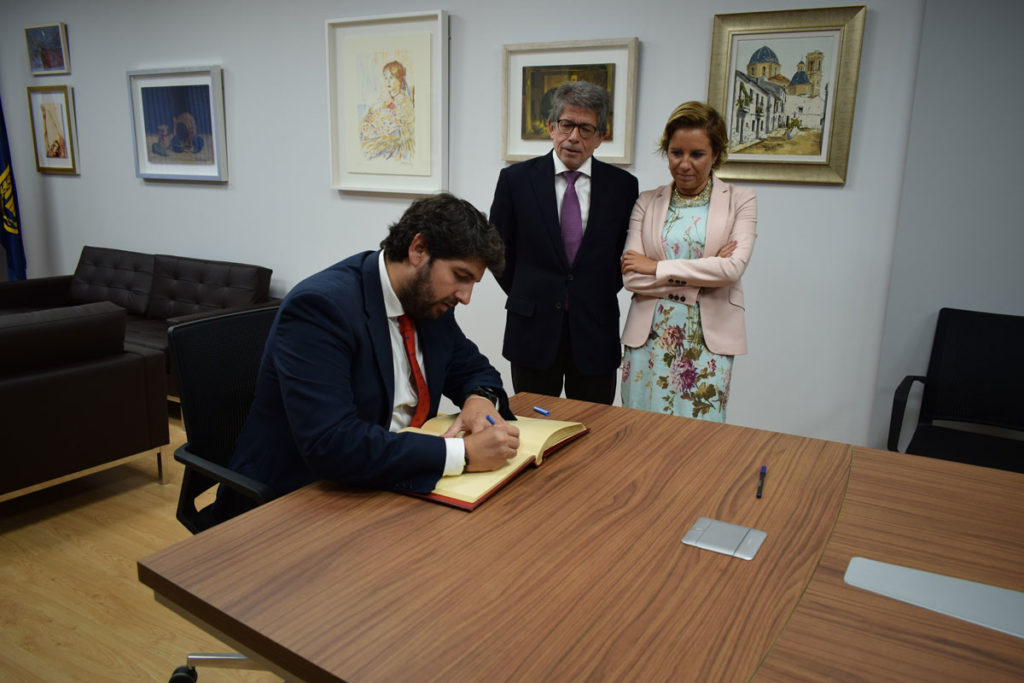 Fernando López Miras, presidente de la Comunidad de Murcia, firmando el Libro de Oro del Murcia Club de Tenis 1919.