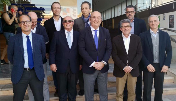 Miguel Díaz, presidente de la RFET, junto a Antonio Saura, presidente del MCT 1919, José Alcolea, presidente de la FTRM, y el resto de miembros de la junta directiva del MCT 1919.