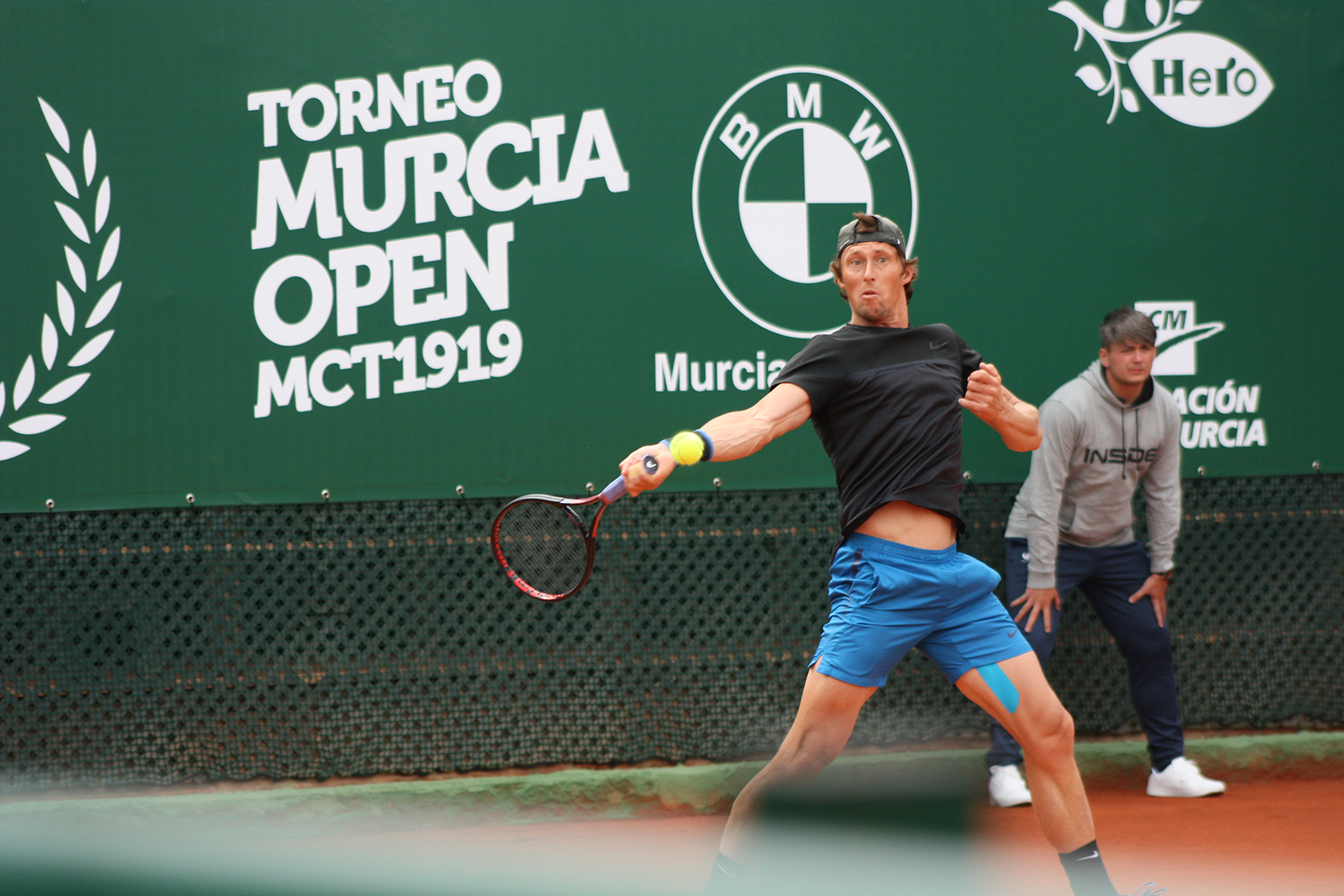 Un jugador golpea la pelota en las instalaciones del Murcia Club de Tenis (Foto: Andrés Molina)