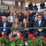 Palco de autoridades con Antonio Saura, presidente del MCT, junto a Adela Martínez-Cachá, consejera de Educación, Cultura y Deportes.