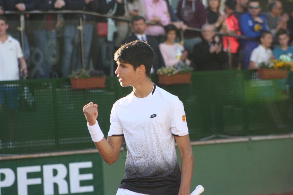 Carlos Alcaraz celebra un punto en las pistas del Murcia Club de Tenis (Foto: Andrés Molina). 