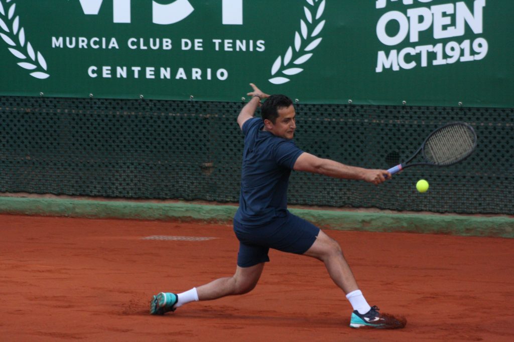 Almagro trata de llegar a una pelota en el Murcia Club de Tenis (Foto: Andrés Molina).