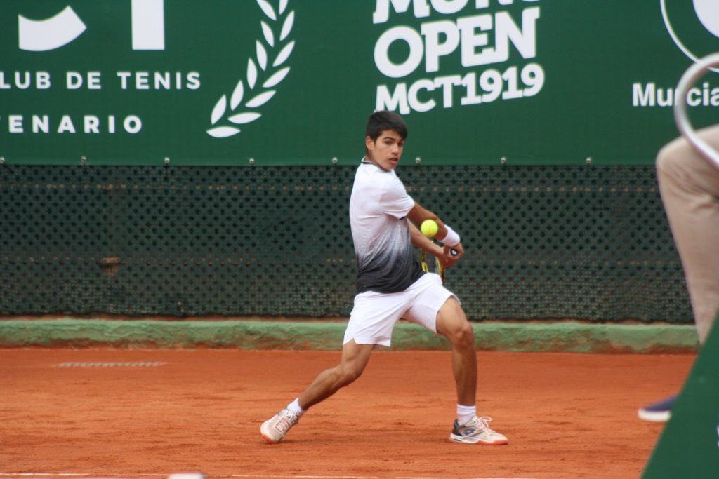 Carlos Alcaraz golpea la bola en el Murcia Club de Tenis. 