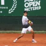 Carlos Alcaraz golpea la bola en el Murcia Club de Tenis.