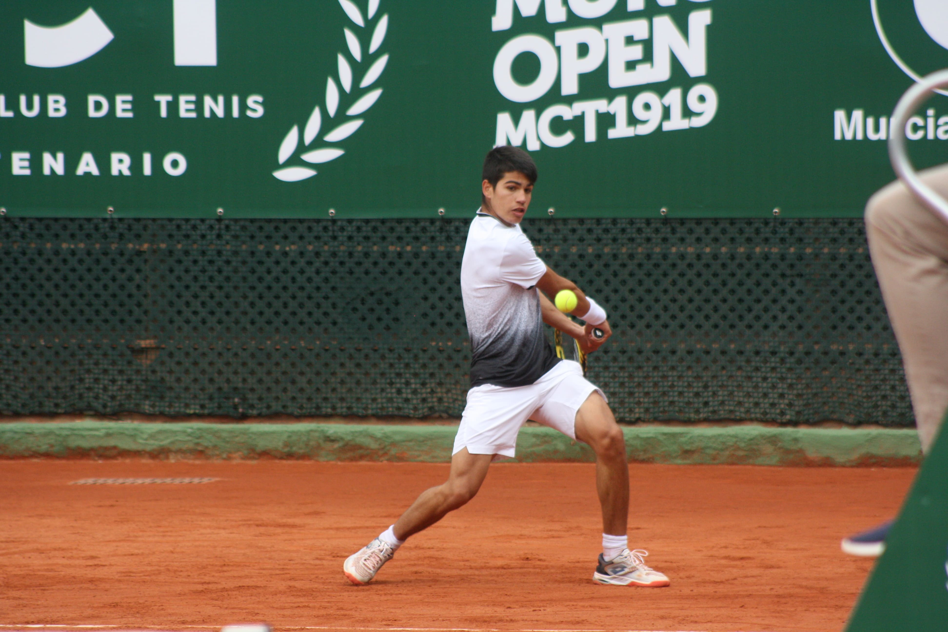 Carlos Alcaraz golpea la bola en el Murcia Club de Tenis.