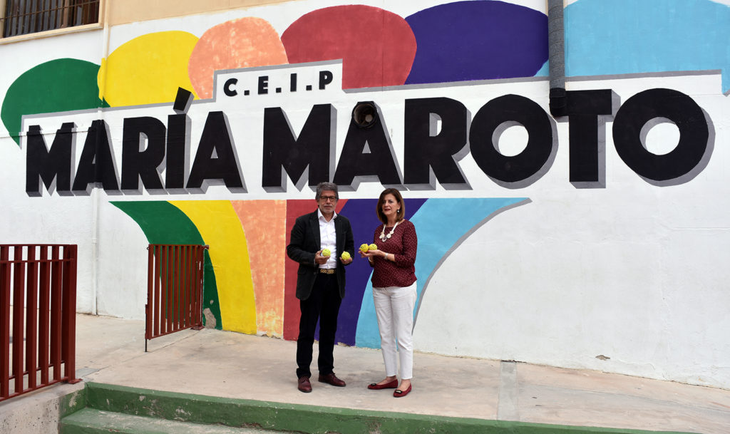 Antonio Saura, presidente del MCT 1919, con la directora del CEIP María Maroto. 