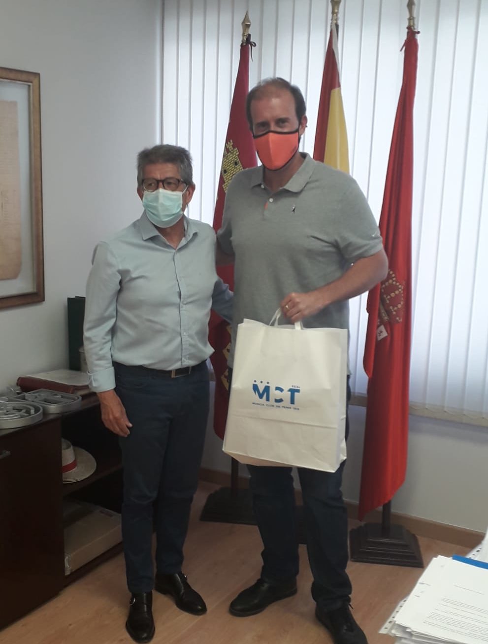 El presidente del Real Murcia Club de Tenis, Antonio Saura, entrega un ejemplar del libro del Centenario a Joan Suasi, director deportivo y comercial de la Rafa Nadal Academy.