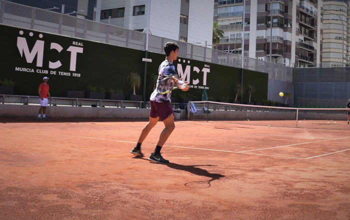 Carlos Alcaraz entrenando en el Murcia Club de Tenis