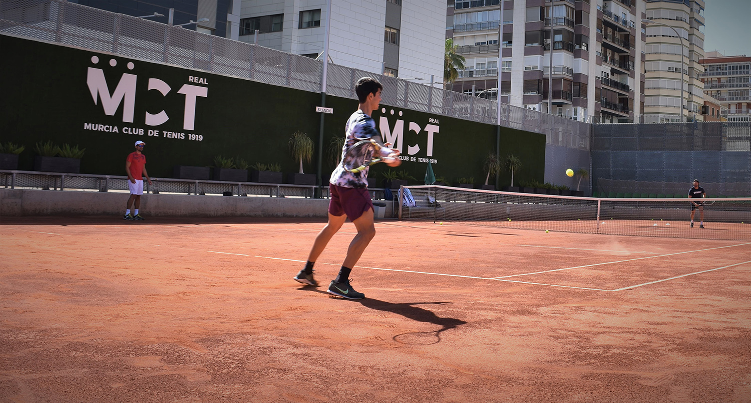 Carlos Alcaraz entrenando en el Murcia Club de Tenis