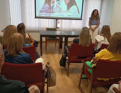 Aforo completo en la Charla de la Dra. Miranda Rollón: «La Belleza del Contorno de Ojos»