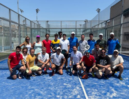 Javier García comparte una jornada de pádel con los socios del Club