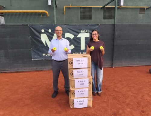 Entrega pelotas de tenis al CEC Fuenteblanca